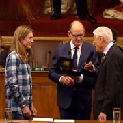 Oud-premier Van Agt (r) maakt zich op voor een knuffel met dicteerwinnaar Randy van Halen (2014)